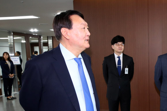 윤석열 검찰총장(왼쪽)과 한동훈 반부패 강력부장이 17일 서울 서초구 대검찰청에서 열리는 국회 법제사법위원회의 대검찰청에 대한 국정감사 시작 전 의원들을 기다리고 있다. 2019.10.17  연합뉴스