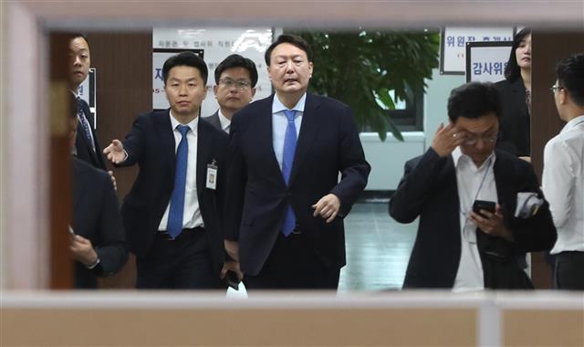 윤석열 검찰총장이 17일 오전 서울 서초구 대검찰청에서 열린 국회 법제사법위원회의 대검찰청에 대한 국정감사에 참석하고 있다. 2019.10.17 뉴스1