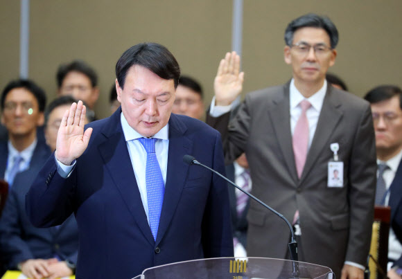 윤석열 검찰총장이 17일 서울 서초구 대검찰청에서 열린 국회 법제사법위원회의 대검찰청에 대한 국정감사에서 증인 선서를 하고 있다. 2019.10.17  연합뉴스