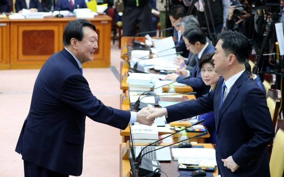 윤석열 검찰총장이 17일 서울 서초구 대검찰청에서 열린 국회 법제사법위원회의 대검찰청에 대한 국정감사에 입장하며 더불어민주당 김종민 의원과 인사 하고 있다. 2019.10.17  연합뉴스