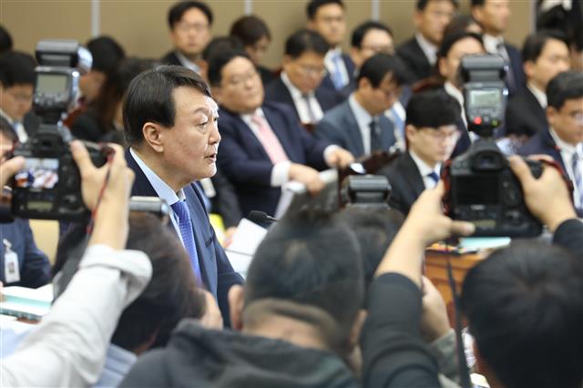 윤석열 검찰총장이 17일 오전 서울 서초구 대검찰청에서 열린 국회 법제사법위원회의 대검찰청에 대한 국정감사에서 업무보고를 하고 있다. 2019.10.17 뉴스1