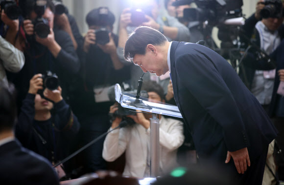 윤석열 검찰총장이 17일 서울 서초구 대검찰청에서 열린 국회 법제사법위원회의 대검찰청에 대한 국정감사에서 인사하고 있다. 2019.10.17  연합뉴스