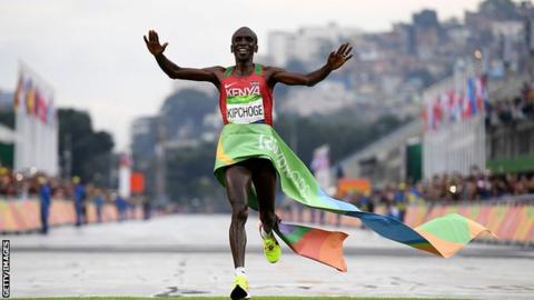 얼마 전 실험을 하듯 짜맞춘 환경에서 인류 최초로 마라톤 2시간 벽을 깨뜨린 엘리우드 킵초게(케냐)가 지난 2016년 리우데자네이루올림픽 남자 마라톤 결승선을 통과하고 있다. AFP 자료사진 