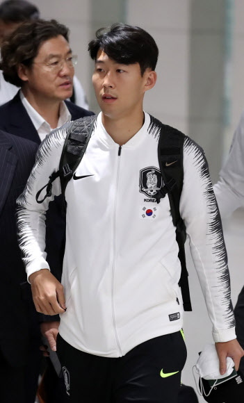축구 대표팀 손흥민이 2022년 카타르 월드컵 아시아지역 2차 예선 북한과의 경기를 마치고 17일 새벽 인천국제공항 2터미널을 통해 귀국하고 있다. 2019.10.17  연합뉴스