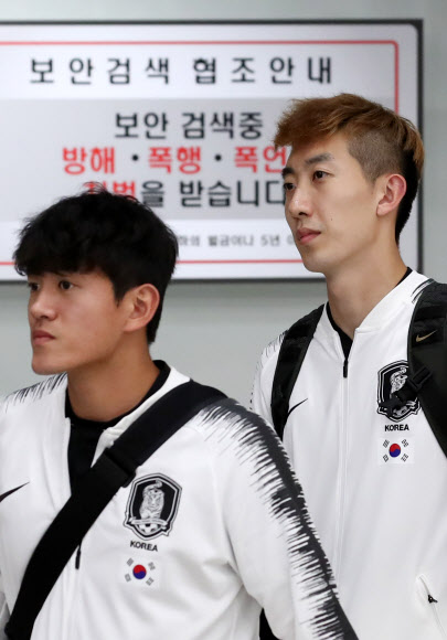 29년 만에 ‘평양 원정’에 나섰던 조현우, 홍철 등 남자 축구 대표팀 선수들이 2022년 카타르 월드컵 아시아지역 2차 예선 북한과의 경기를 마치고 17일 새벽 인천국제공항 2터미널을 통해 귀국하고 있다. 2019.10.17  연합뉴스