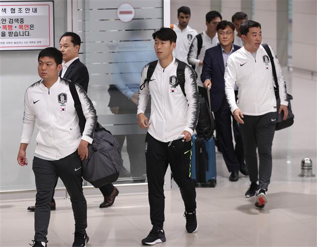대한한국 축구대표팀 손흥민이 17일 오전 인천국제공항을 통해 귀국하고 있다. 파울루 벤투 감독이 이끄는 축구대표팀은 지난 15일 평양 김일성경기장에서 열린 2022 국제축구연맹(FIFA) 카타르월드컵 아시아지역 2차 예선 조별리그 H조 3차전에서 북한과 득점 없이 0-0으로 비겼다. 2019.10.17 뉴스1
