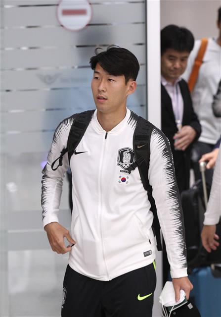 대한한국 축구대표팀 손흥민이 17일 오전 인천국제공항 2터미널을 통해 귀국하고 있다. 파울루 벤투 감독이 이끄는 축구대표팀은 지난 15일 평양 김일성경기장에서 열린 2022 국제축구연맹(FIFA) 카타르월드컵 아시아지역 2차 예선 조별리그 H조 3차전에서 북한과 득점 없이 0-0으로 비겼다. 2019.10.17 뉴스1