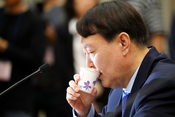 윤석열 검찰총장이 17일 서울 서초구 대검찰청에서 열린 국회 법제사법위원회의 대검찰청에 대한 국정감사에서 물을 마시고 있다. 2019.10.17  연합뉴스