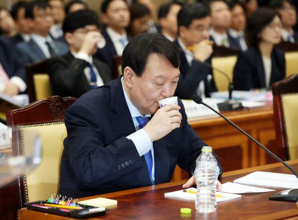 윤석열 검찰총장이 17일 서울 서초구 대검찰청에서 열린 국회 법제사법위원회의 대검찰청에 대한 국정감사에서 물을 마시고 있다. 2019.10.17  연합뉴스