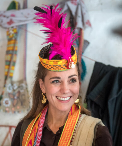 케이트 미들턴 영국 왕세손빈이 16일(현지시간) 파키스탄 치트랄시에 있는 칼라시족 정착지를 방문해 지역주민들이 선물한 전통 옷과 모자를 입어보고 있다. 로이터 연합뉴스