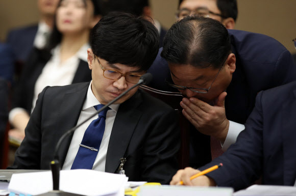 한동훈 대검 반부패?강력부장(왼쪽)이 17일 서울 서초구 대검찰청에서 열린 국회 법제사법위원회의 대검찰청에 대한 국정감사에서 관계자와 대화하고 있다. 2019.10.17  연합뉴스