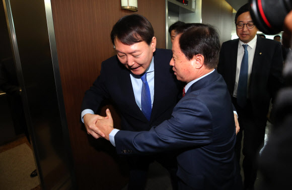 윤석열 검찰총장(왼쪽)과 자유한국당 주광덕 의원이 17일 오전 서울 서초구 대검찰청에서 열린 국회 법제사법위원회의 대검찰청에 대한 국정감사를 마치고 승강기로 향하고 있다. 2019.10.17  연합뉴스