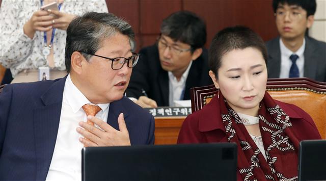 조원진 우리공화당 의원과 이언주 무소속 의원이 17일 서울 여의도 국회에서 열린 외교통일 위원회의 통일부에 대한 국정감사에서 대화를 하고 있다. 2019.10.17 뉴스1