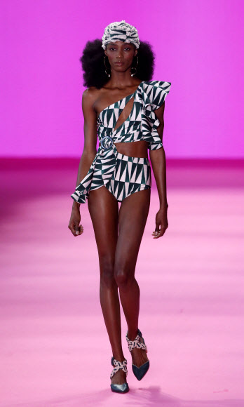 모델이 16일(현지시간) 브라질 상파울루에서 열린 ‘상파울루 패션 위크’중 팻보(Patbo) 컬렉션을 선보이고 있다. AP 연합뉴스