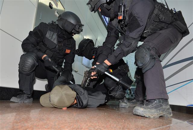 17일 경북 포항시 북구 포항역에서 열린 민관군 합동 대테러 훈련에서 해병대 1사단 헌병 특경대가 테러범을 제압한 후 압송하고 있다. 2019.10.17 뉴스1