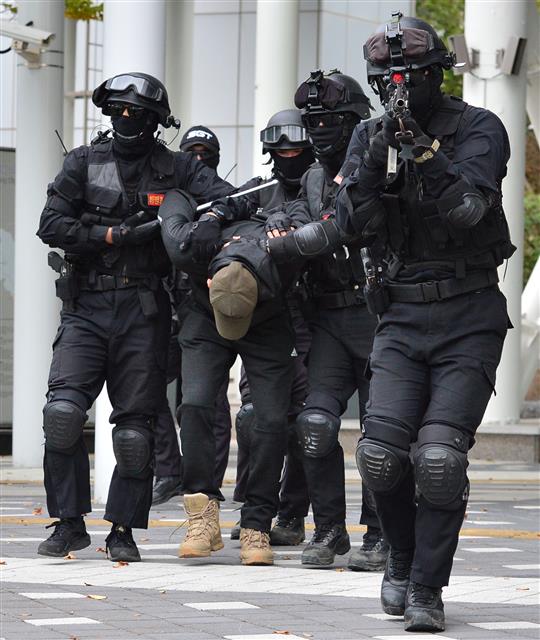 17일 경북 포항시 북구 포항역에서 열린 민관군 합동 대테러 훈련에서 해병대 1사단 헌병 특경대가 테러범을 제압한 후 압송하고 있다. 2019.10.17 뉴스1