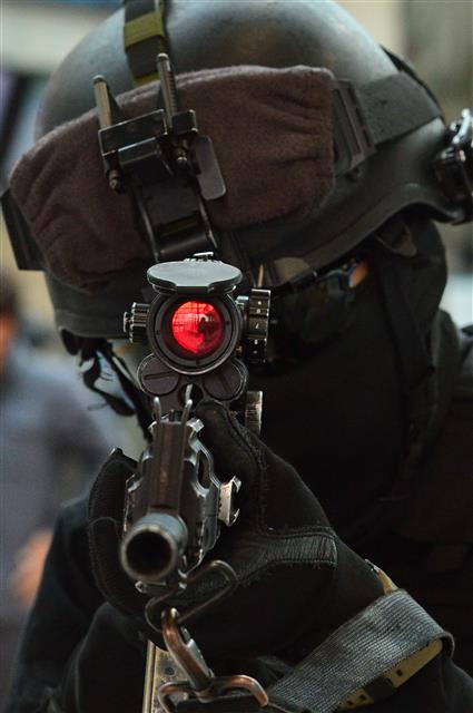 17일 경북 포항시 북구 포항역에서 열린 민관군 합동 대테러 훈련에서 해병대 1사단 헌병 특경대가 테러범을 제압한 후 압송하고 있다. 2019.10.17 뉴스1