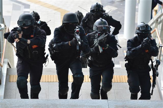 17일 경북 포항시 북구 포항역에서 열린 민관군 합동 대테러 훈련에서 해병대 1사단 헌병 특경대가 테러범을 제압한 후 압송하고 있다. 2019.10.17 뉴스1