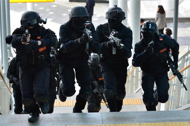 17일 경북 포항시 북구 포항역에서 열린 민관군 합동 대테러 훈련에서 해병대 1사단 헌병 특공대가 테러범 진압 훈련을 하고 있다. 2019.10.17 뉴스1