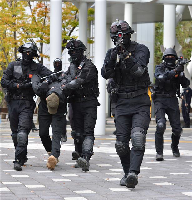 17일 경북 포항시 북구 포항역에서 열린 민관군 합동 대테러 훈련에서 해병대 1사단 헌병 특공대가 테러범 진압 훈련을 하고 있다. 2019.10.17 뉴스1