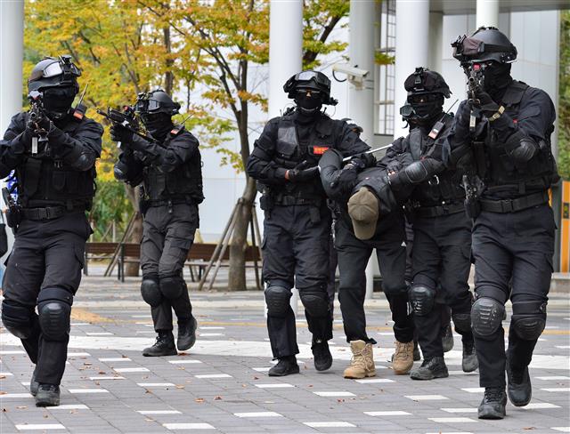 일 경북 포항시 북구 포항역에서 열린 민관군 합동 대테러 훈련에서 해병대 1사단 헌병 특경대가 테러범을 제압한 후 압송하고 있다. 2019.10.17 뉴스1
