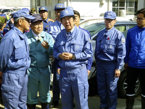 아베 신조 일본 총리가 17일 제19호 태풍으로 큰 피해가 발생한 후쿠시마(福島)현 고리야마(郡山)시의 침수 현장을 둘러보고 있다. 2019.10.17  도쿄 교도=연합뉴스