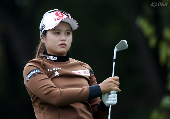 최혜진이 17일 경기 이천 블랙스톤 이천GC에서 열린 한국여자프로골프(KPGA) 투어 KB금융 스타챔피언십 1라운드 3번홀에서 티샷한 뒤 타구를 바라보고 있다. [KLPGA 제공]