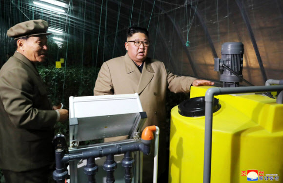 김정은 북한 국무위원장이 함경북도 경성군의 중평남새온실농장과 양묘장 건설장을 시찰했다고 조선중앙통신이 18일 보도했다. 중앙통신이 홈페이지에 공개한 사진. 2019.10.18  연합뉴스