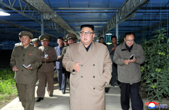 김정은 북한 국무위원장이 함경북도 경성군의 중평남새온실농장과 양묘장 건설장을 시찰했다고 조선중앙통신이 18일 보도했다. 중앙통신이 홈페이지에 공개한 사진. 2019.10.18  연합뉴스