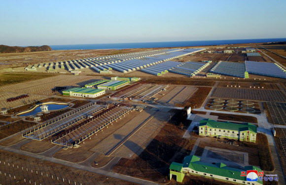 김정은 북한 국무위원장이 함경북도 경성군의 중평남새온실농장과 양묘장 건설장을 시찰했다고 조선중앙통신이 18일 보도했다. 중앙통신이 홈페이지에 공개한 사진. 2019.10.18  연합뉴스