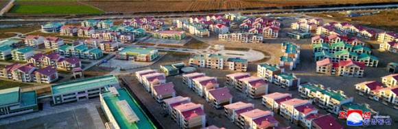 김정은 북한 국무위원장이 함경북도 경성군의 중평남새온실농장과 양묘장 건설장을 시찰했다고 조선중앙통신이 18일 보도했다. 중앙통신이 홈페이지에 공개한 사진. 2019.10.18  연합뉴스