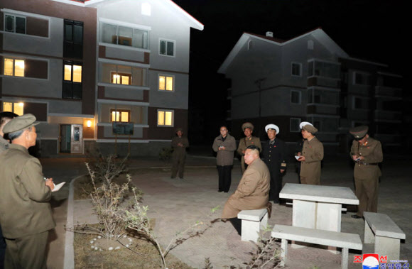 김정은 북한 국무위원장이 함경북도 경성군의 중평남새온실농장과 양묘장 건설장을 시찰했다고 조선중앙통신이 18일 보도했다. 중앙통신이 홈페이지에 공개한 사진. 2019.10.18  연합뉴스