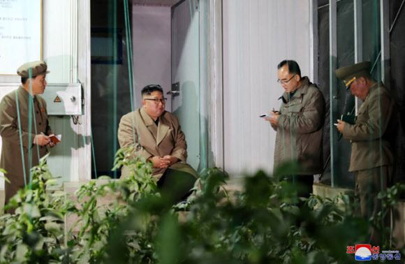 김정은 북한 국무위원장이 함경북도 경성군의 중평남새온실농장과 양묘장 건설장을 시찰했다고 조선중앙통신이 18일 보도했다. 중앙통신이 홈페이지에 공개한 사진. 2019.10.18  연합뉴스