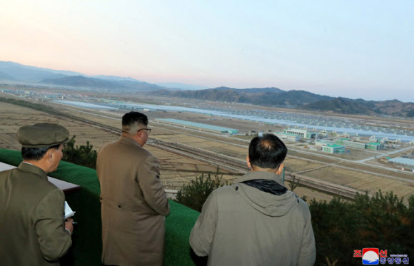 김정은 북한 국무위원장이 함경북도 경성군의 중평남새온실농장과 양묘장 건설장을 시찰했다고 조선중앙통신이 18일 보도했다. 중앙통신이 홈페이지에 공개한 사진. 2019.10.18  연합뉴스