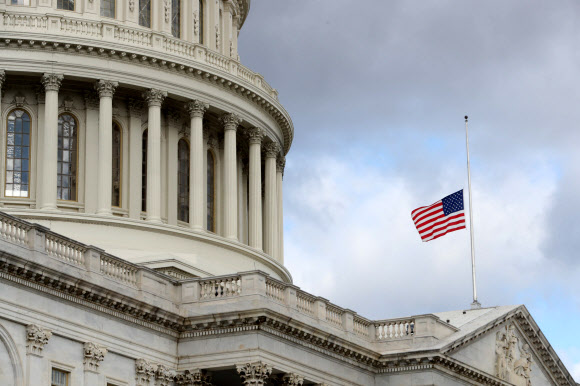 미국 의회 건물에도 반기(半旗)가 걸려 거물 정치인의 퇴장을 아쉬워하고 있다. 워싱턴 AFP 연합뉴스 