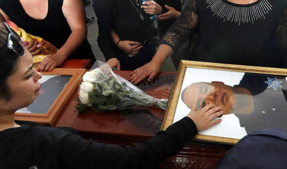 지난 15일(현지시간) 멕시코 마약 카르텔의 매복 공격으로 사망한 경찰관의 장례식이 미초아칸주 모렐리아에서 열렸다. 모렐리아 AP 연합뉴스