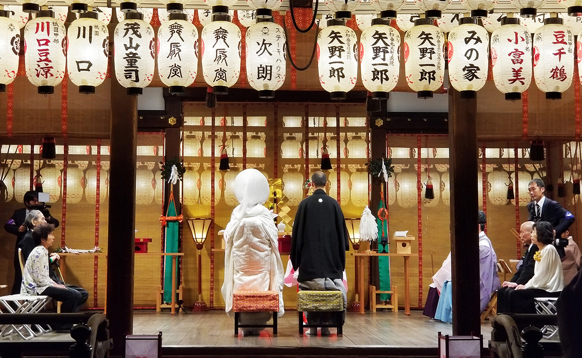 최근 일본에서 ‘교제 시작→결혼 골인’이 단기간에 이뤄지는 이른바 ‘스피드혼’이 확산되고 있다. 교토의 한 신사에서 열리고 있는 일본 전통혼례. 