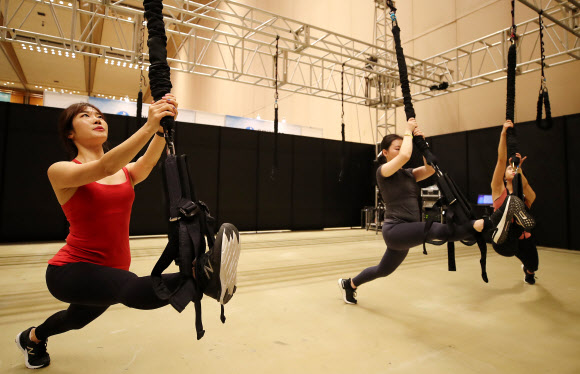 18일 오후 서울 강남구 코엑스에서 열린 ‘2019 밸런스 페스티벌’을 찾은 시민들이 번지플라이 수업을 듣고 있다. 2019.10.18  연합뉴스