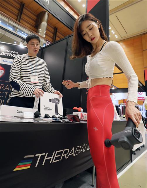 18일 오후 서울 강남구 코엑스에서 열린 ‘2019 밸런스 페스티벌 서울’에서 참가자가 진동마사지건을 체험하고 있다. 전시, 경연, 체험이 어우러진 피트니스 산업 축제인 이번 행사는 20일까지 계속된다. 2019.10.18 뉴스1