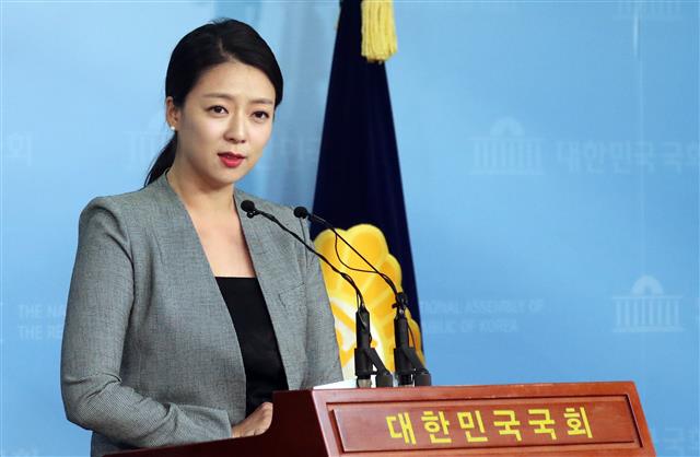 배현진 한국당 저스티스 리그 이사회 대변인이 18일 서울 여의도 국회 정론관에서 이사회 브리핑을 하고 있다. 2019.10.18 뉴스1