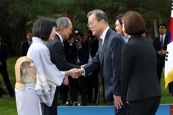 문재인 대통령이 18일 오후 청와대 녹지원에서 열린 주한외교단 초청 리셉션에서 나가미네 야스마사 주한일본대사 내외와 인사하고 있다. 2019.10.18  연합뉴스