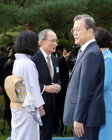 문재인 대통령이 18일 오후 청와대 녹지원에서 열린 주한외교단 초청 리셉션에서 나가미네 야스마사 주한일본대사(왼쪽 두번째)와 악수를 나누기 전 생각에 잠겨있다. 2019.10.18  연합뉴스