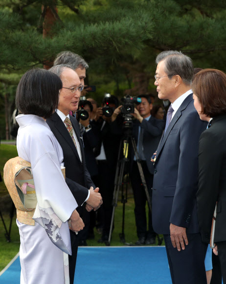 문재인 대통령이 18일 오후 청와대 녹지원에서 열린 주한외교단 초청 리셉션에서 나가미네 야스마사 주한일본대사(왼쪽 두번째)와 인사하고 있다. 2019.10.18  연합뉴스