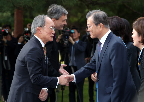 문재인 대통령이 18일 오후 청와대 녹지원에서 열린 주한외교단 초청 리셉션에서 나가미네 야스마사 주한일본대사(왼쪽)와 인사하고 있다. 2019.10.18  연합뉴스