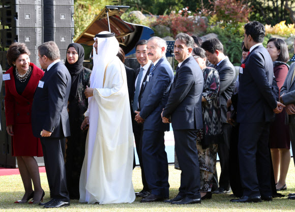 해리 해리스 주한미국대사(왼쪽 여섯번째)가 18일 오후 청와대 녹지원에서 열린 주한외교단 초청리셉션에서 문재인 대통령과 인사를 나누기 위해 기다리고 있다. 2019.10.18  연합뉴스