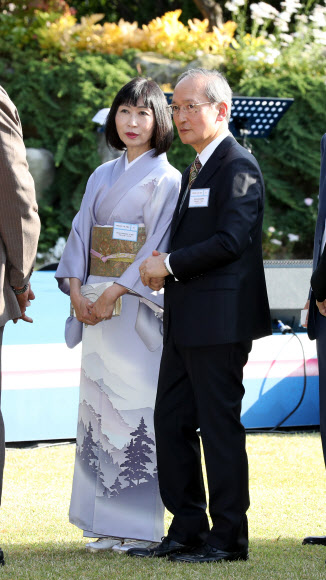 나가미네 야스마사 주한일본대사(오른쪽)가 18일 오후 청와대 녹지원에서 열린 주한외교단 초청리셉션에서 문재인 대통령과 인사를 나누기 위해 기다리고 있다. 2019.10.18  연합뉴스