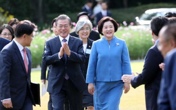 문재인 대통령과 김정숙 여사가 18일 오후 청와대 녹지원에서 열린 주한외교단 초청 리셉션에 입장하고 있다. 2019.10.18  연합뉴스