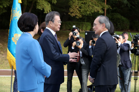 문재인 대통령과 김정숙 여사가 18일 오후 청와대 녹지원에서 열린 주한외교단 초청 리셉션에서 나가미네 야스마사 주한일본대사(오른쪽)와 인사하고 있다. 2019.10.18  연합뉴스