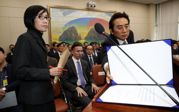 피우진 전 국가보훈처장이 18일 국회에서 열린 정무위 국정감사에 출석, 증인선서를 거부한 뒤 돌아서고 있다. 2019.10.18  연합뉴스