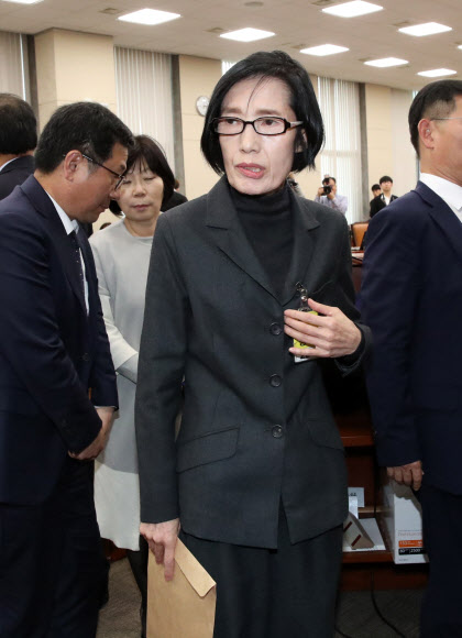 피우진 전 국가보훈처장이 18일 국회에서 열린 정무위 국정감사에 출석, 증인선서를 거부한 뒤 국감장을 나서고 있다. 2019.10.18  연합뉴스